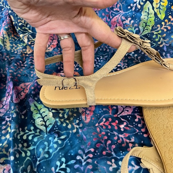 Faux suede floral sandal size 9 - Picture 3 of 4